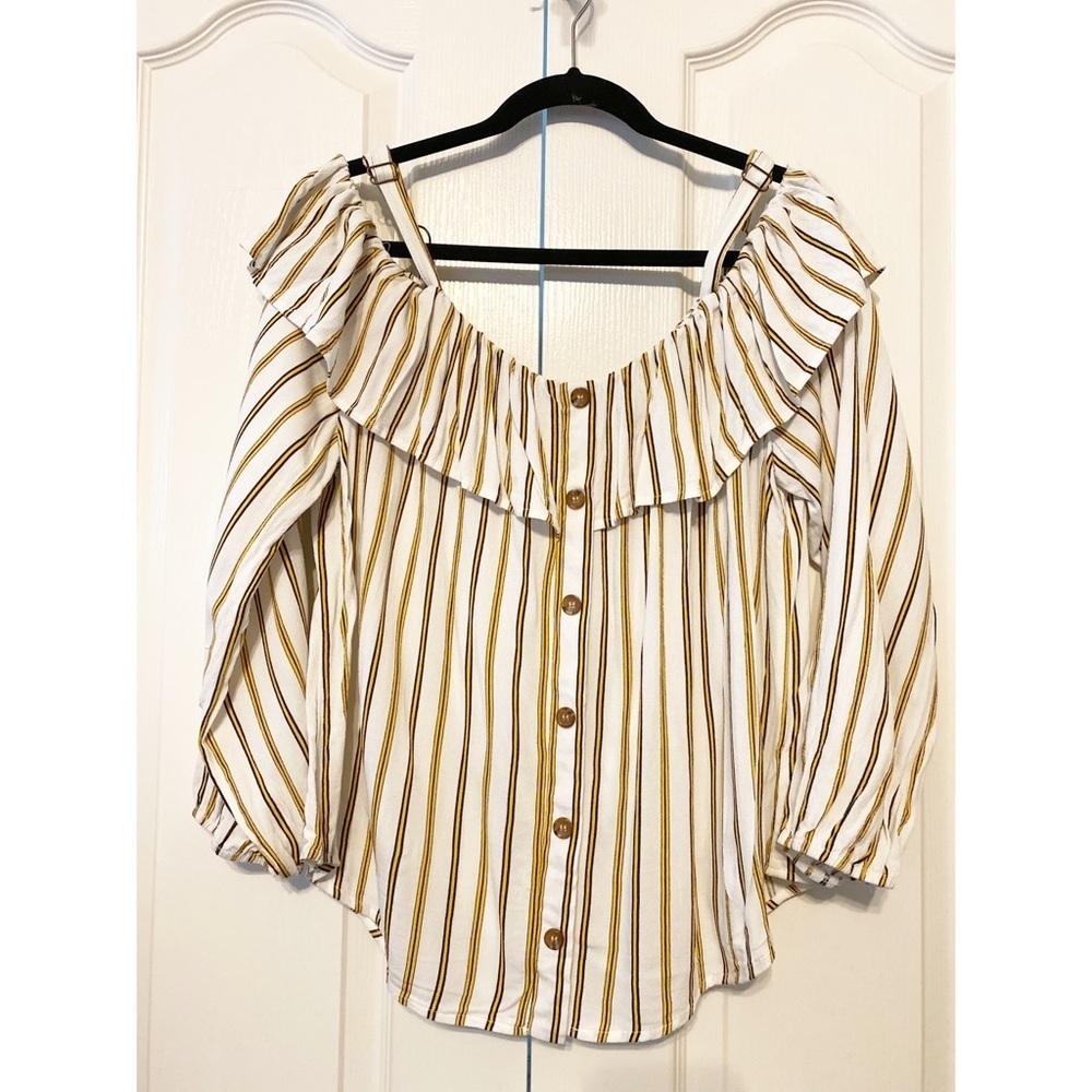 Woman’s off of shoulder blouse Maunces size 0